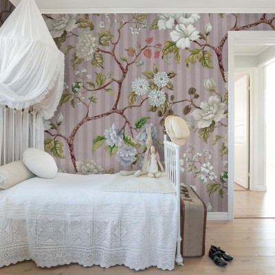 Tapet floral cu flori albe și crem pe fundal roz cu dungi subțiri. Acesta este un tapet perfect pentru a adăuga o notă de eleganță și rafinament în casa ta.