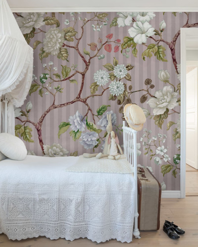 Tapet floral cu flori albe și crem pe fundal roz cu dungi subțiri. Acesta este un tapet perfect pentru a adăuga o notă de eleganță și rafinament în casa ta.