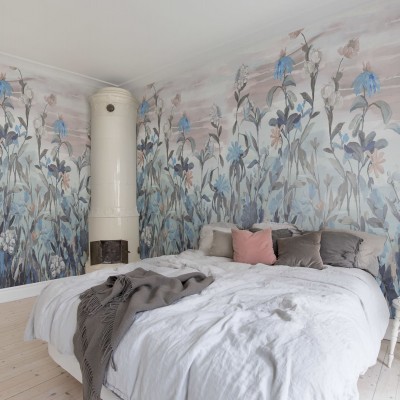 Tapet cu flori Misty Garden, Blue, cu flori delicate in nuante de albastru si gri pe un fundal albastru deschis.