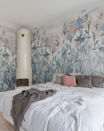 Tapet cu flori Misty Garden, Blue, cu flori delicate in nuante de albastru si gri pe un fundal albastru deschis.