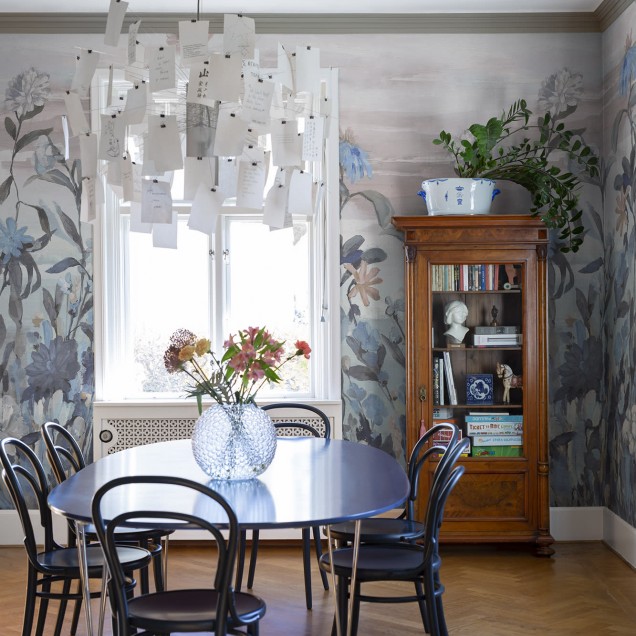 Tapet cu flori Misty Garden, Blue, cu flori delicate in nuante de albastru si gri pe un fundal albastru deschis.