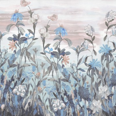 Tapet cu flori Misty Garden, Blue, cu flori delicate in nuante de albastru si gri pe un fundal albastru deschis.