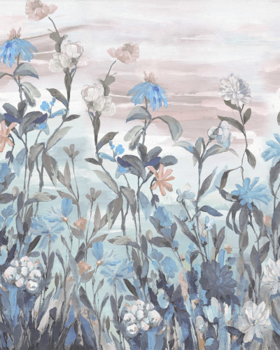 Tapet cu flori Misty Garden, Blue, cu flori delicate in nuante de albastru si gri pe un fundal albastru deschis.