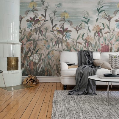 Tapet floral Misty Garden, Autumn, cu flori pictate manual in culori delicate pe un fundal gri.
