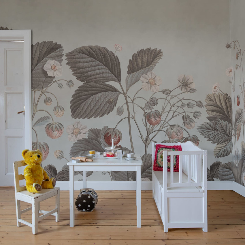 Tapet cu flori de fragi pe fond inchis, decorat cu flori delicate si frunze verzi.