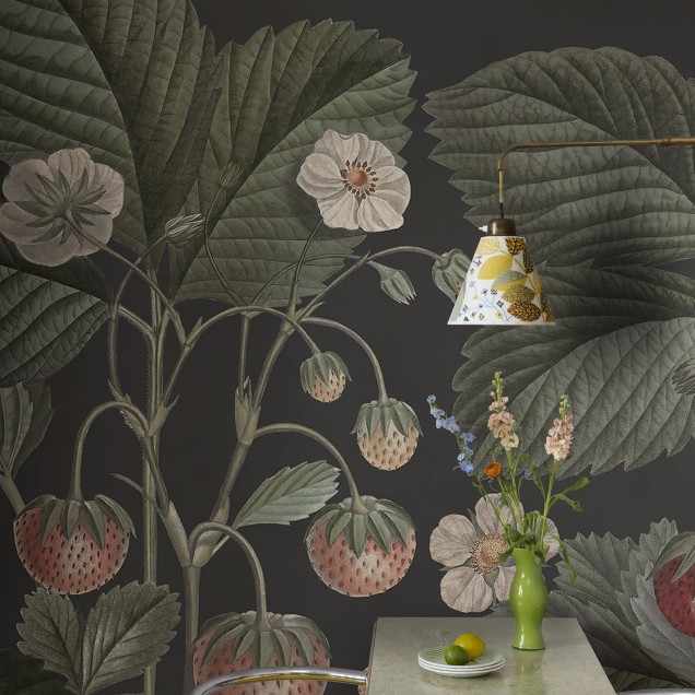 Tapet cu flori de fragi pe fond inchis, decorat cu flori delicate si frunze verzi.