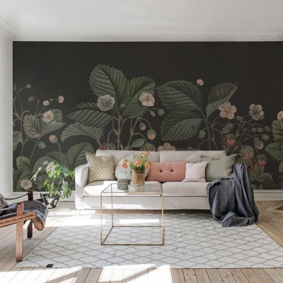 Tapet cu flori de fragi pe fond inchis, decorat cu flori delicate si frunze verzi.