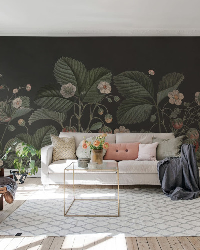 Tapet cu flori de fragi pe fond inchis, decorat cu flori delicate si frunze verzi.
