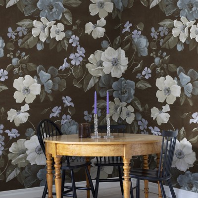Tapet floral Sleeping Beauty Brown, cu flori delicate în nuanțe de alb, gri și albastru, pe un fond maro.