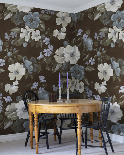 Tapet floral Sleeping Beauty Brown, cu flori delicate în nuanțe de alb, gri și albastru, pe un fond maro.