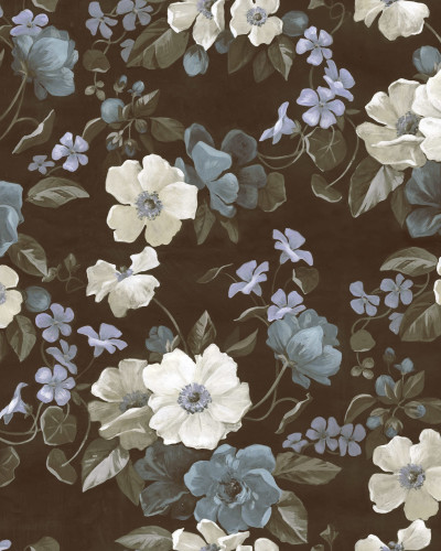 Tapet floral Sleeping Beauty Brown, cu flori delicate în nuanțe de alb, gri și albastru, pe un fond maro.