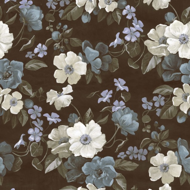Tapet floral Sleeping Beauty Brown, cu flori delicate în nuanțe de alb, gri și albastru, pe un fond maro.