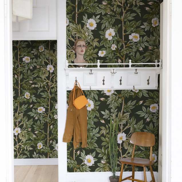 Tapet floral Rose Hip, Midnight cu flori albe pe fundal verde închis