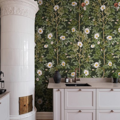 Tapet floral Rose Hip, Midnight cu flori albe pe fundal verde închis