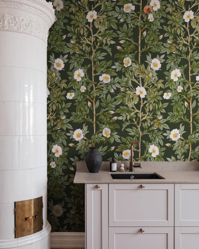 Tapet floral Rose Hip, Midnight cu flori albe pe fundal verde închis