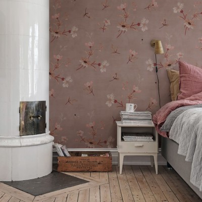 Tapet floral cu model delicat, perfect pentru dormitor. Flori roz pal pe un fundal gri deschis, aspect vintage și romantic.