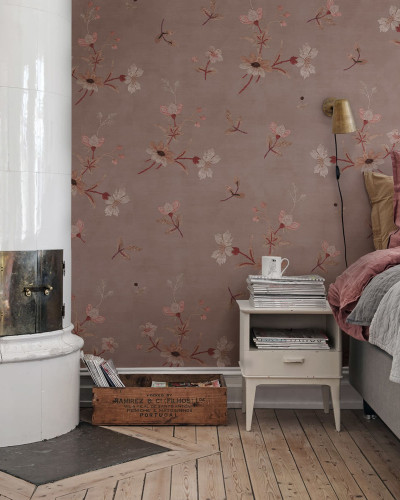 Tapet floral cu model delicat, perfect pentru dormitor. Flori roz pal pe un fundal gri deschis, aspect vintage și romantic.