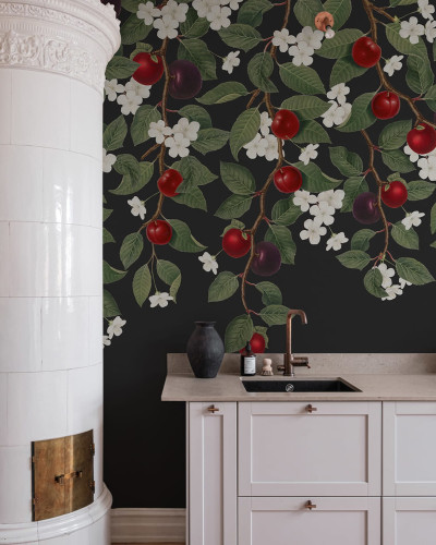 Wallpaper Mirabelle, Midnight cu ramuri pline de frunze verzi, flori albe delicate și prune roșii suculente, toate pe un fundal negru elegant.