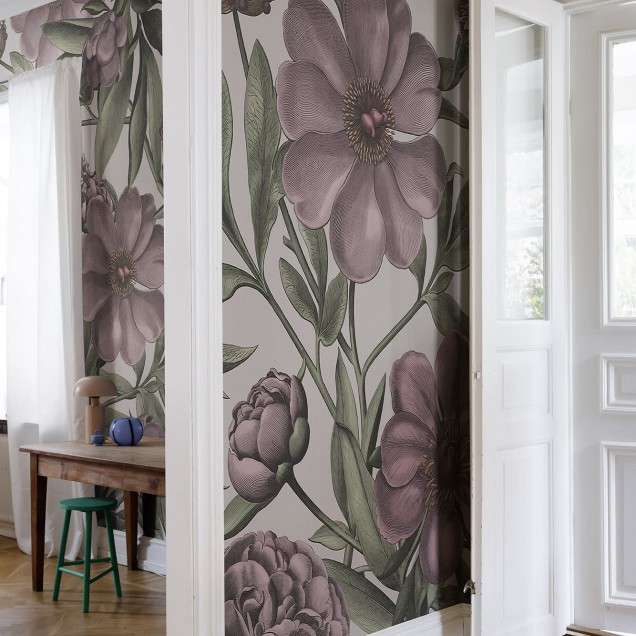 Tapet floral cu flori de bujor, Peony Delight, Purple, în nuanțe de violet, pe un fundal delicat, ideal pentru dormitoare, livinguri sau alte spații din casă.