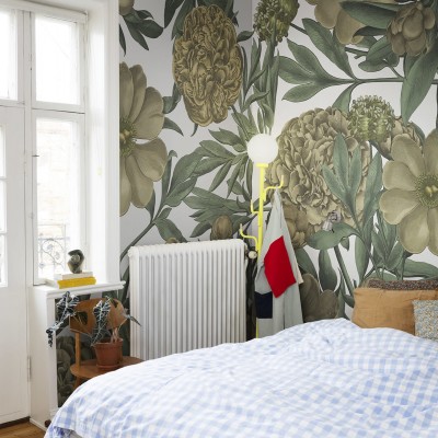 Tapet floral cu flori de nuferi mari, de un galben cald, perfect pentru a crea un decor elegant și confortabil.