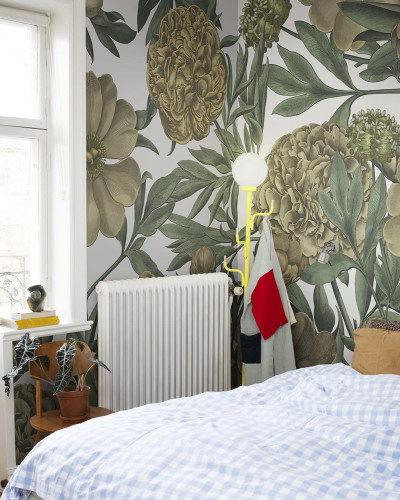 Tapet floral cu flori de nuferi mari, de un galben cald, perfect pentru a crea un decor elegant și confortabil.