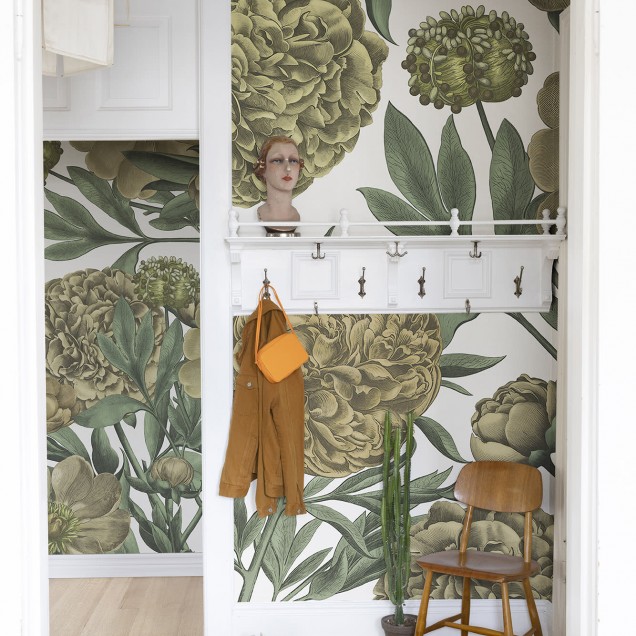 Tapet floral cu flori de nuferi mari, de un galben cald, perfect pentru a crea un decor elegant și confortabil.