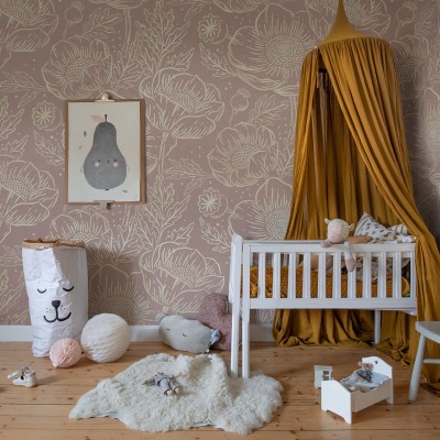 Tapet floral Golden Poppy, Dusty Pink, cu flori delicate in nuante pastelate.