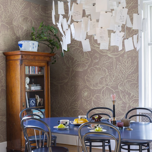 Tapet floral Golden Poppy, Dusty Pink, cu flori delicate in nuante pastelate.