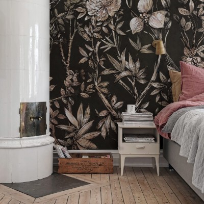 Tapet Silk Floral, Midnight, cu un model floral delicat în nuanțe de bej pe un fundal negru.