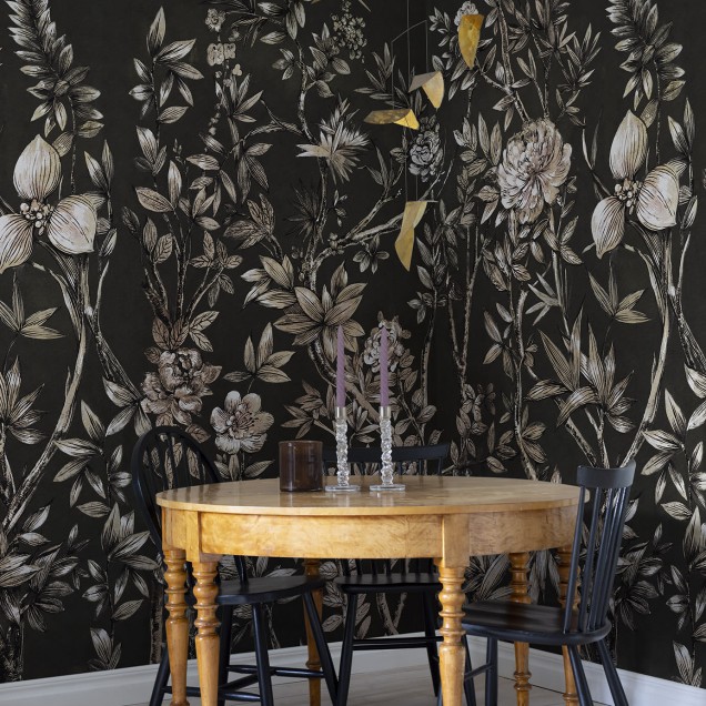 Tapet Silk Floral, Midnight, cu un model floral delicat în nuanțe de bej pe un fundal negru.