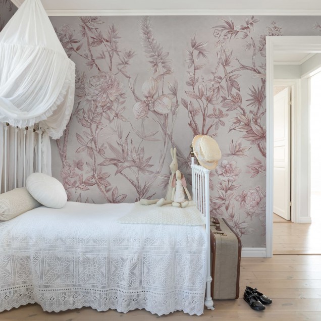 Tapet cu flori delicate, desenate în nuanțe pudrate de roz, perfect pentru a crea un spațiu calm și relaxant.