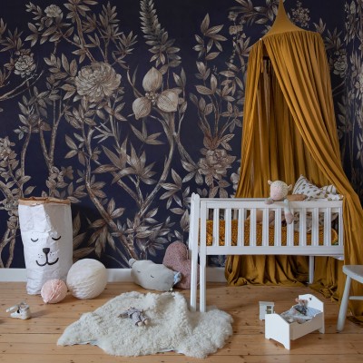 Tapet floral cu flori delicate si frunze pe un fundal albastru inchis