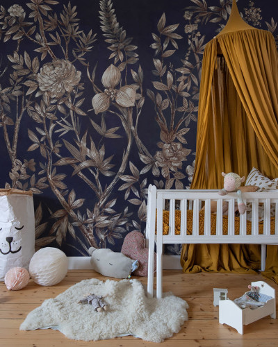 Tapet floral cu flori delicate si frunze pe un fundal albastru inchis