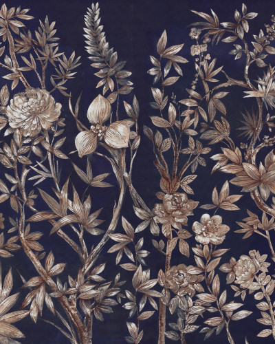 Tapet floral cu flori delicate si frunze pe un fundal albastru inchis