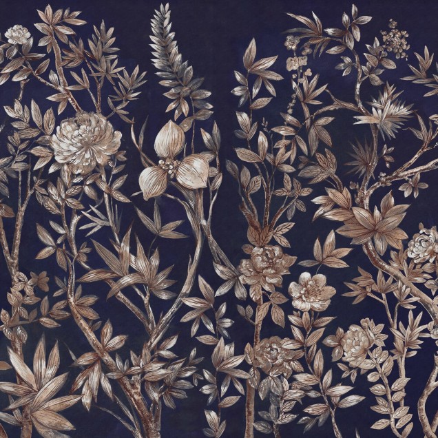 Tapet floral cu flori delicate si frunze pe un fundal albastru inchis