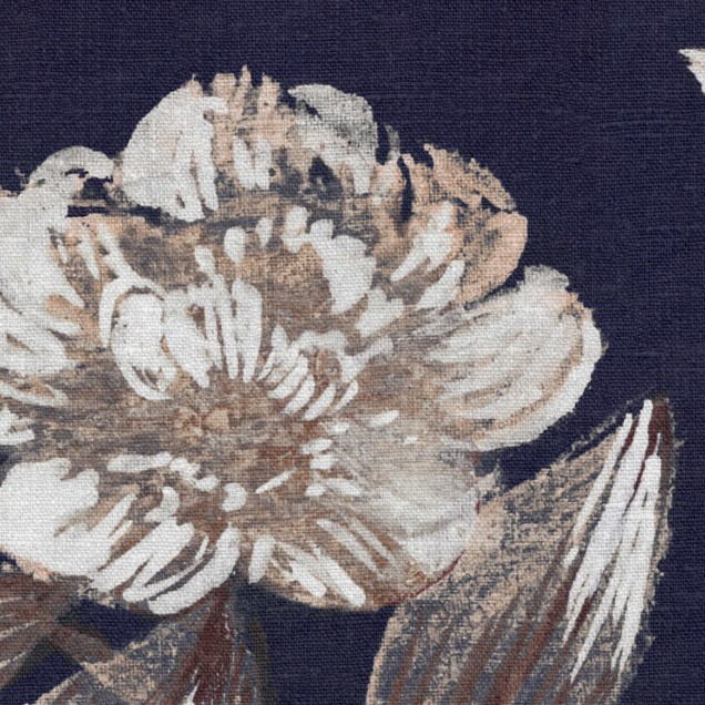 Tapet floral cu flori delicate si frunze pe un fundal albastru inchis