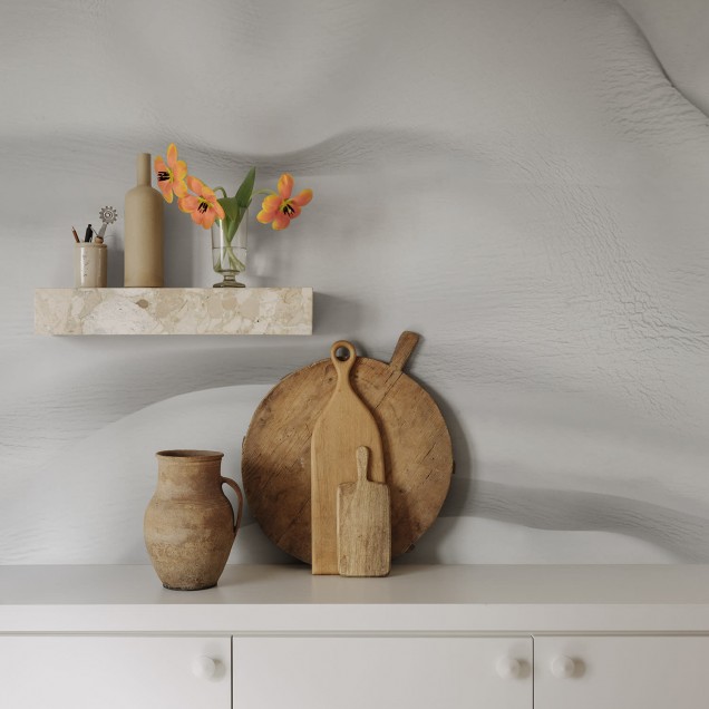 Tapet cu textură delicată, în nuanțe de alb, în decorul unui living.