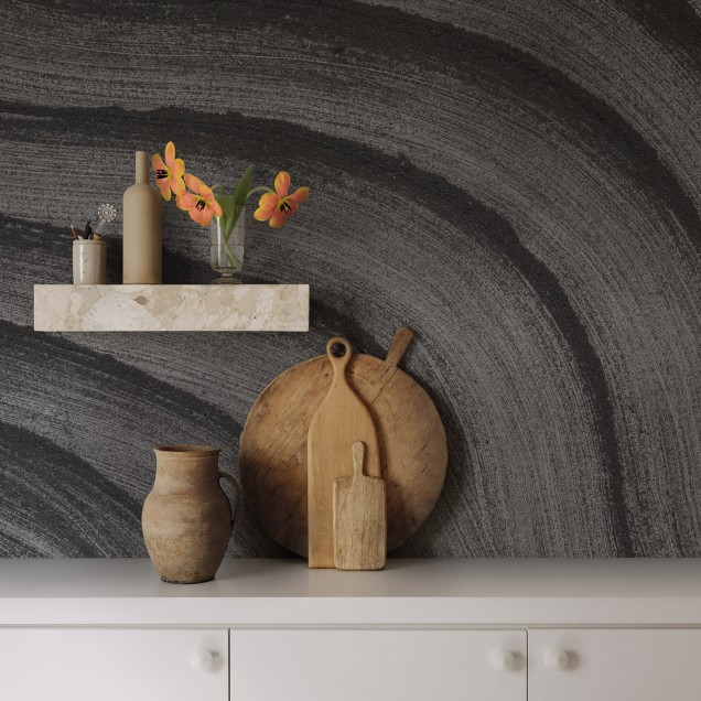 Tapet abstract Smoky Swirl Graphite cu linii curbate în gri antracit.