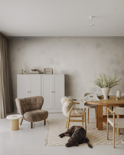 Faded Dreams, White - Tapet minimalist cu tonuri neutre de gri și alb.