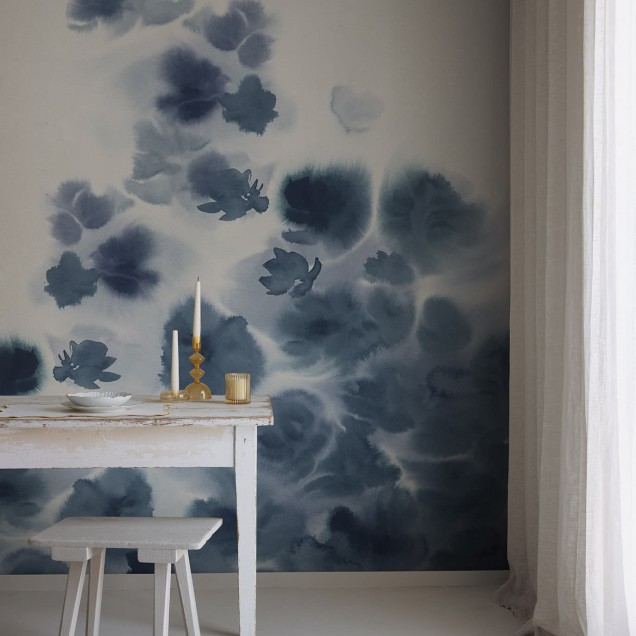 Tapet cu un design floral abstract, în nuanțe de albastru și gri.