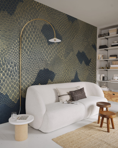 Tapet Golden Mountains, Dark Blue cu model minimalist cu munți aurii pe un fundal albastru închis