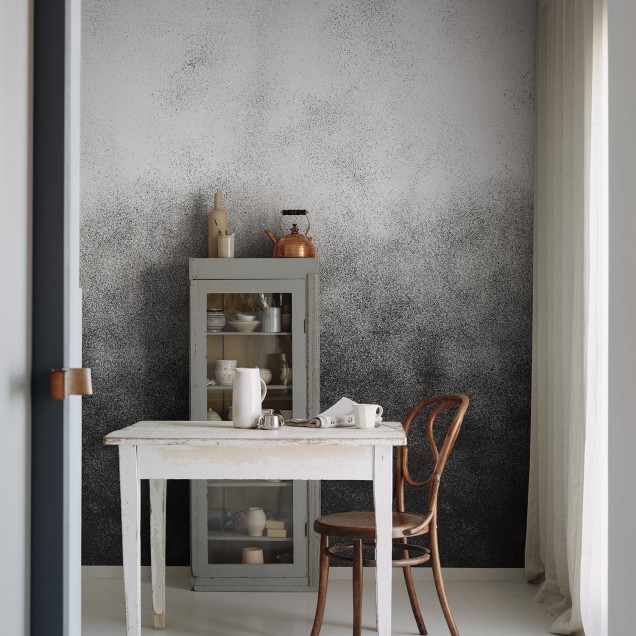 Tapet Ash Gradient, Graphite cu textură subtilă, asemănătoare cu cea a cimentului, perfect pentru un living, dormitor sau birou.