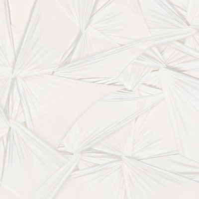 Tapet Silk Shadows White, cu un design texturat subtil, în nuanțe de alb.