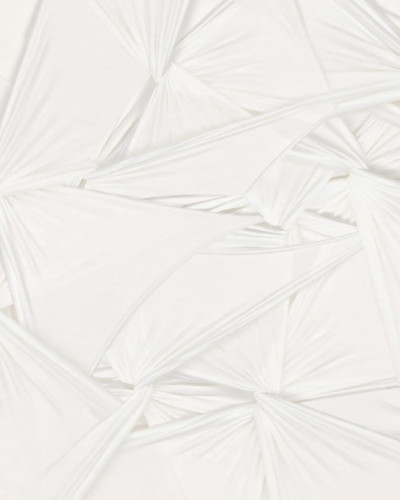 Tapet Silk Shadows White, cu un design texturat subtil, în nuanțe de alb.