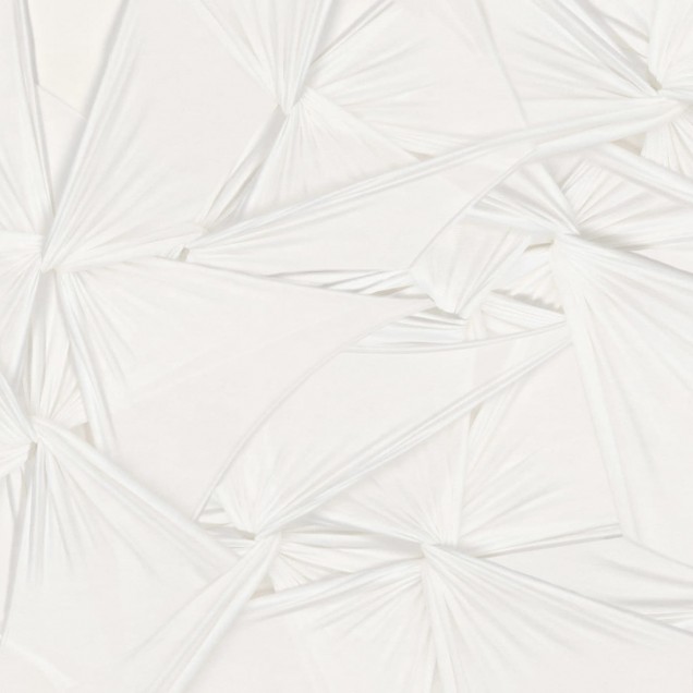 Tapet Silk Shadows White, cu un design texturat subtil, în nuanțe de alb.