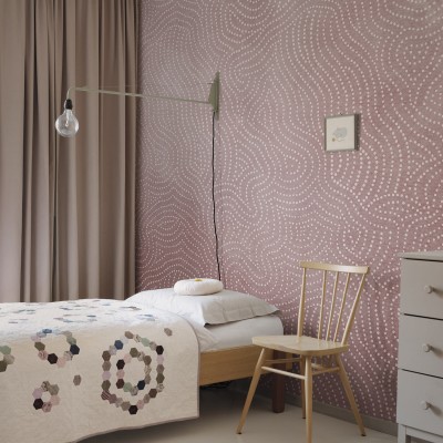 Tapet Wiggly Dots, roz, cu puncte ondulate, într-un dormitor modern