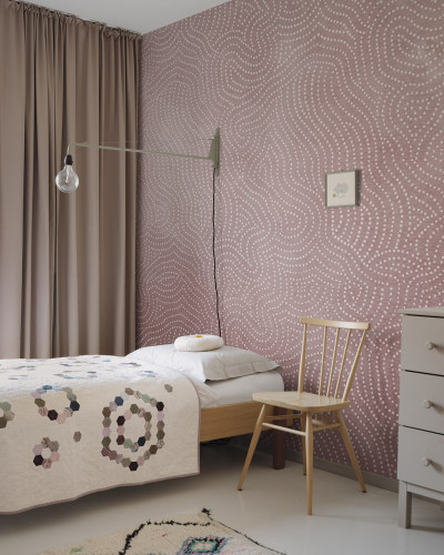 Tapet Wiggly Dots, roz, cu puncte ondulate, într-un dormitor modern