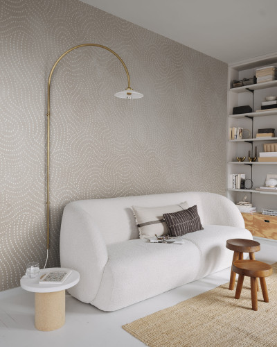 Tapet bej cu model delicat de puncte albe într-un living modern