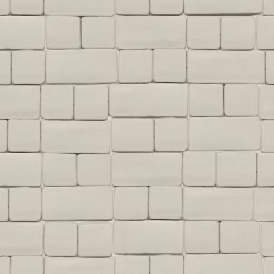 Tapet cu aspect de cărămidă gri, Flight of Tiles, Clay, într-o încăpere cu o masă, un scaun și un dulap cu uși de sticlă.