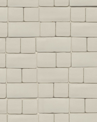 Tapet cu aspect de cărămidă gri, Flight of Tiles, Clay, într-o încăpere cu o masă, un scaun și un dulap cu uși de sticlă.